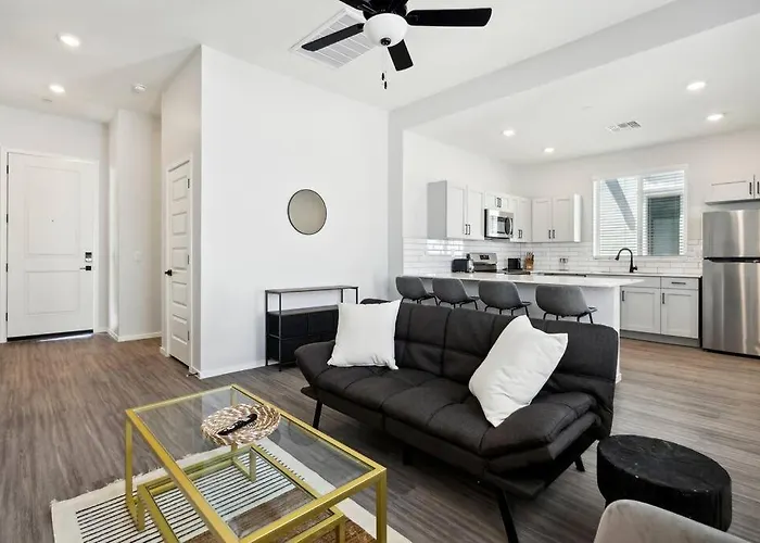 Apartment Gleaming Contemporary In With Pool,bbq