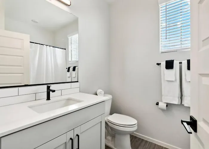 Gleaming Contemporary In With Pool,bbq Apartment *