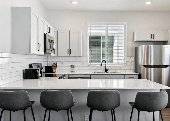Gleaming Contemporary In With Pool,bbq Apartment *