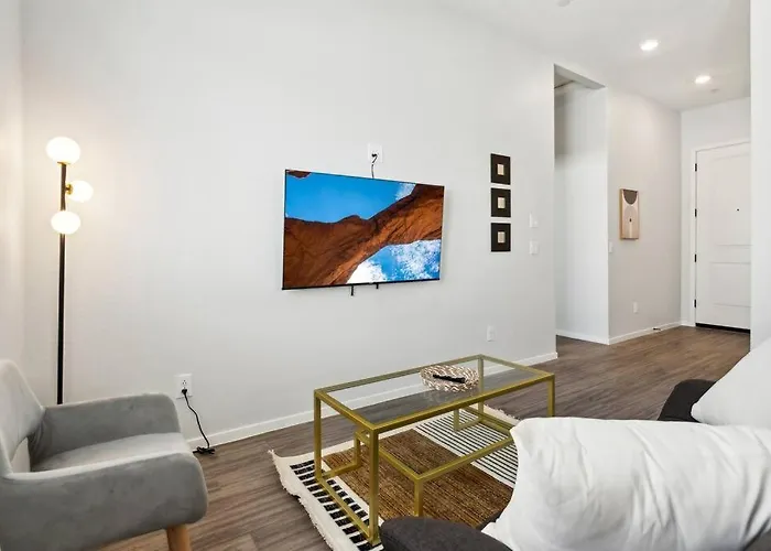Apartment Gleaming Contemporary In With Pool,bbq