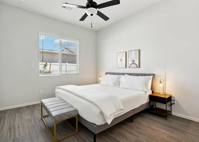 Gleaming Contemporary In With Pool,bbq Apartment *