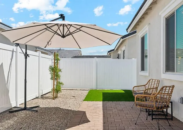 Gleaming Contemporary In With Pool,bbq Buckeye