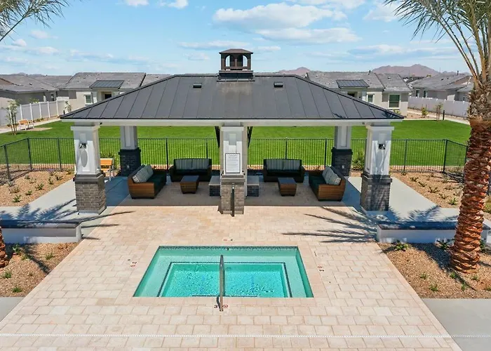Gleaming Contemporary In With Pool,bbq Apartment *