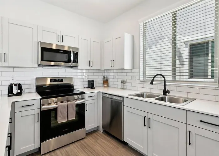 Gleaming Contemporary In With Pool,bbq Apartment Buckeye